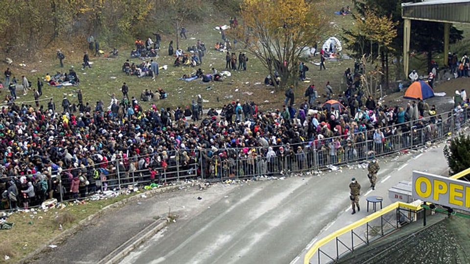 Wann ist ein Zaun ein Zaun? Österreich denkt laut über Grenzsperren nach. Bild: Flüchtlinge warten an der slowenisch-österreichischen Grenze auf den Grenzübertritt.