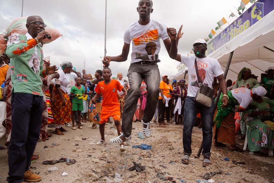 Anhänger von Präsident Ouattara feiern den Wahlsieg in Abidjan (28. Oktober 2015).