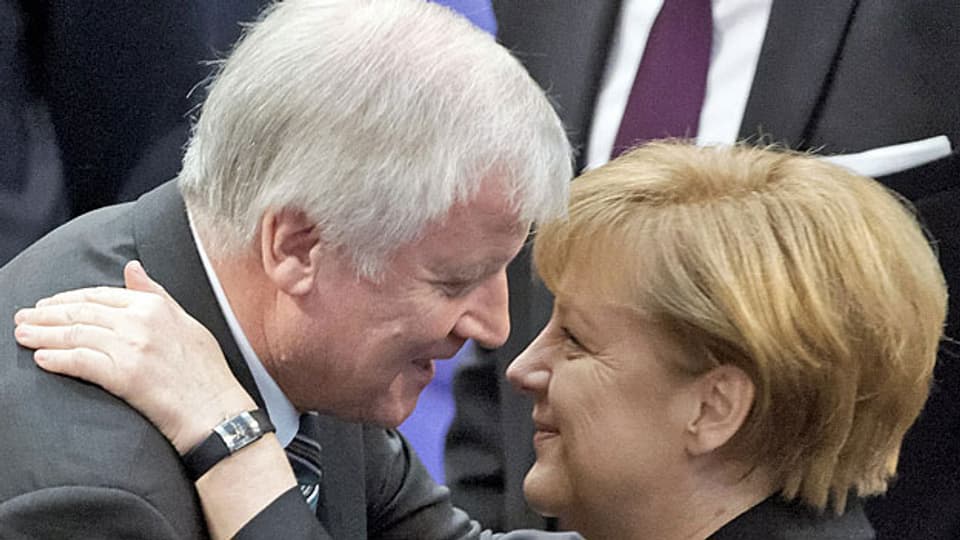 So war es bis vor kurzem: CSU-Mann Horst Seehofer und CDU-Bundeskanzlerin Angela Merkel. Aktuell sind die Spannungen innerhalb der CDU und auch zwischen CDU und CSU gross.