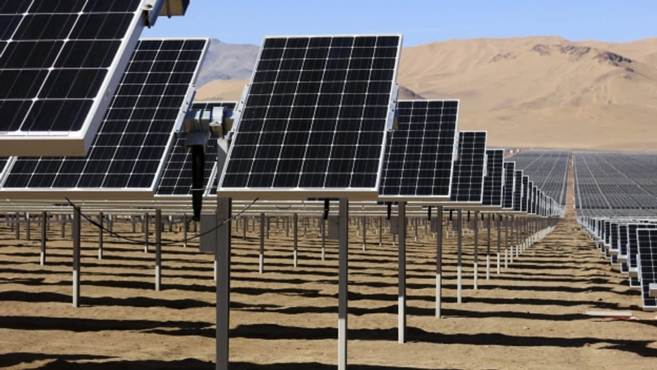 Ein Feld von Solaranlagen in der Atacamawüste. Jetzt will Chile weitere Massnahmen umsetzen - nach dem Vorbild Schweiz.
