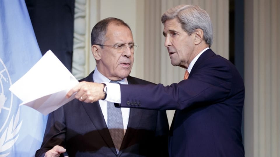 US-Außenminister John Kerry (R) und der russische Außenminister Sergej Lawrow am Freitag, 30. Oktober 2015, vor Beginn einer PK anl. einer Syrien-Konferenz in Wien.
