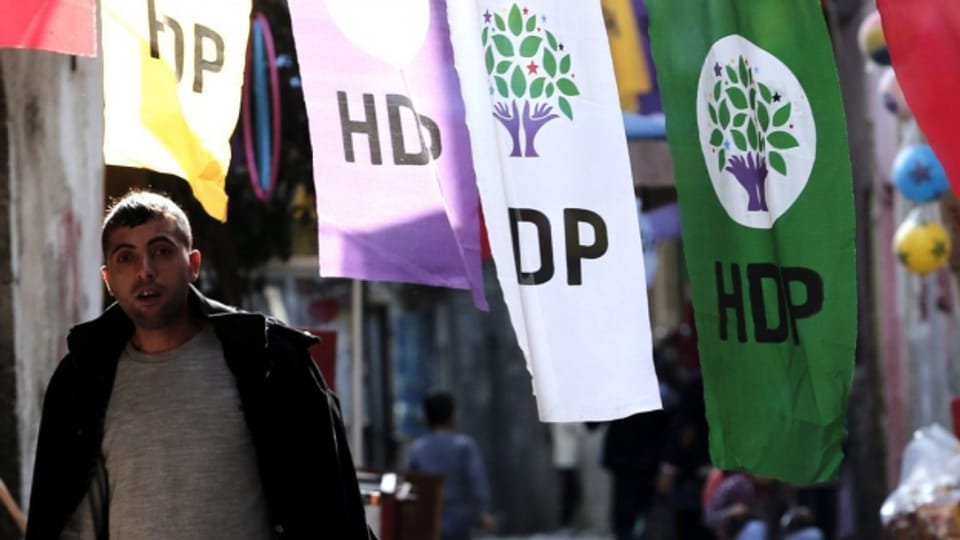 Ein Mann geht an den Fahnen der pro-kurdischen Oppositionspartei HDK vorbei, am 31. Oktober im ost-türkischen Diyarbakir