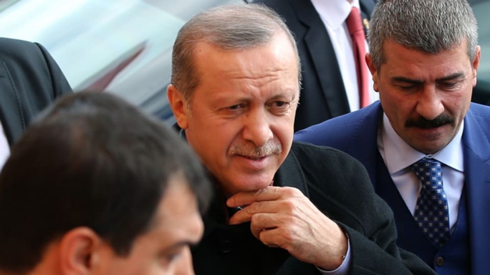 Der türkische Präsident Recep Tayyip Erdogan im Wahllokal in Istanbul, am 1. November 2015