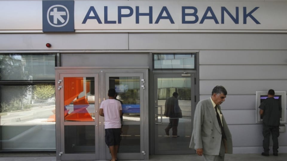 Ein Mann geht in Athen an einer Filiale der griechischen Alpha-Bank vorüber