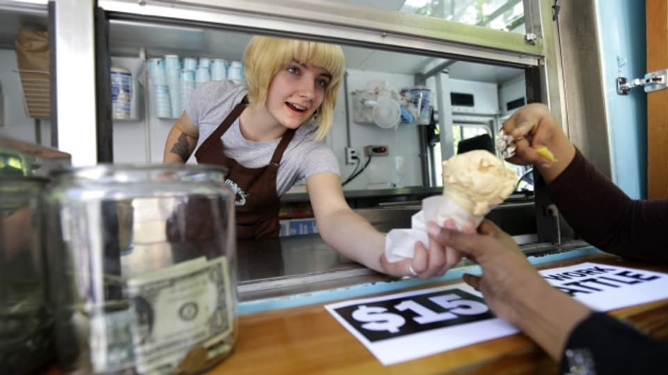 Caitlyn Faircloth gibt gratis Eis aus bei Molly Moon's Homemade Ice Cream, um den höheren Mindestlohn zu feiern, Juni, 2015