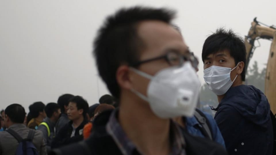 Männer tragen Masken im luftverschmutzten Peking, Oktober 2014