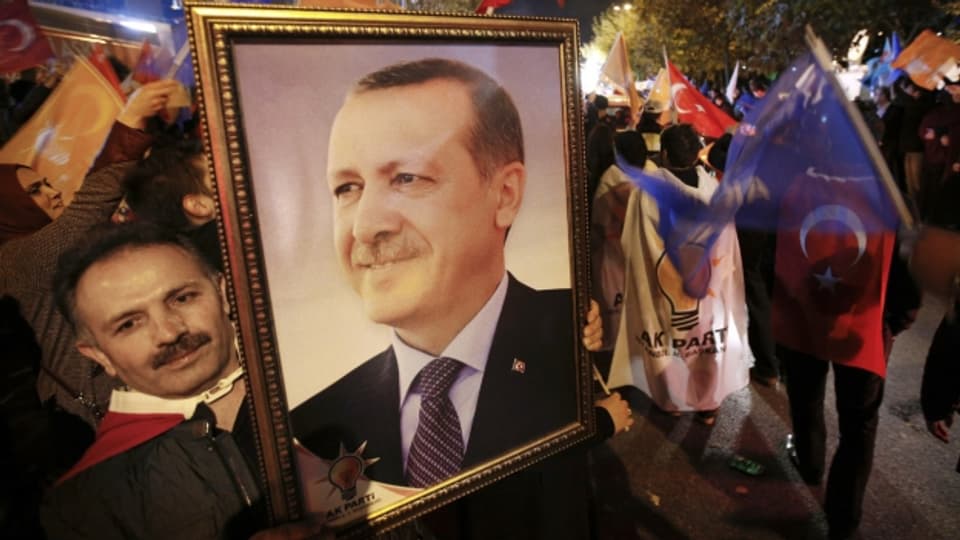 Die Menschen auf der Strasse feiern den türkischen Präsidenten Erdogan. Er konnte mit seiner islamisch-konservativen AKP die Mehrheit im Parlament zurückerobern.