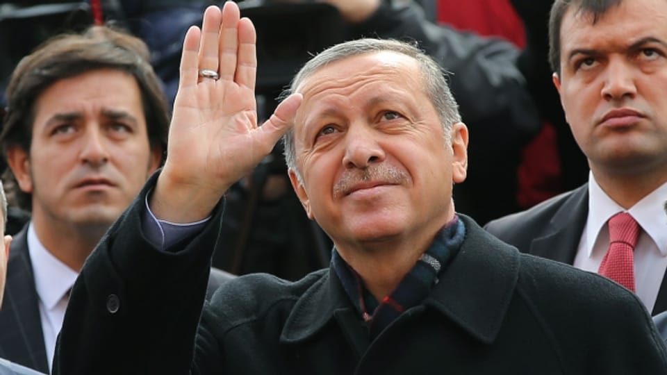 Der Türkische Präsident Erdogan nachdem er seine Stimme in einem Wahllokal in Istanbul abgegeben hat.