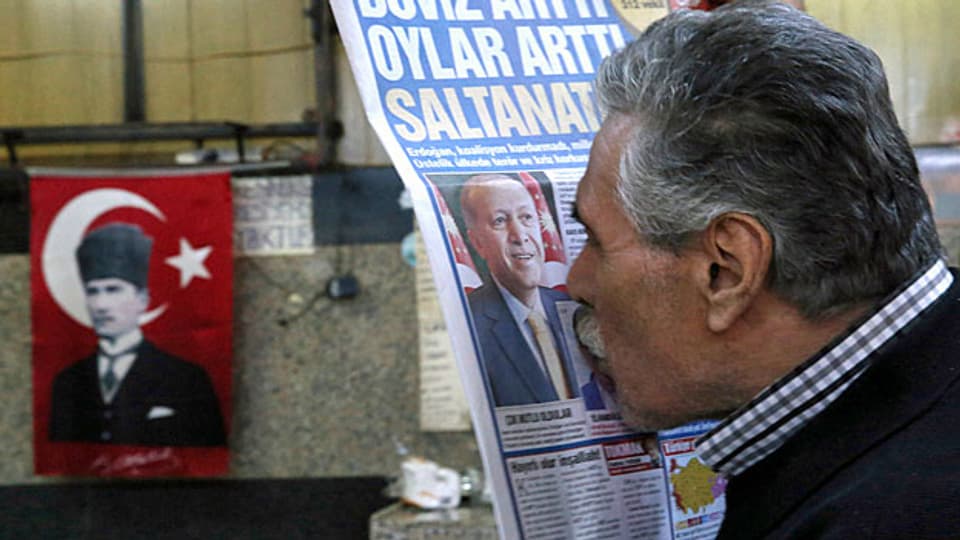 Nicht alle Menschen freuen sich so wie dieser Mann über Erdogans Wahlsieg.