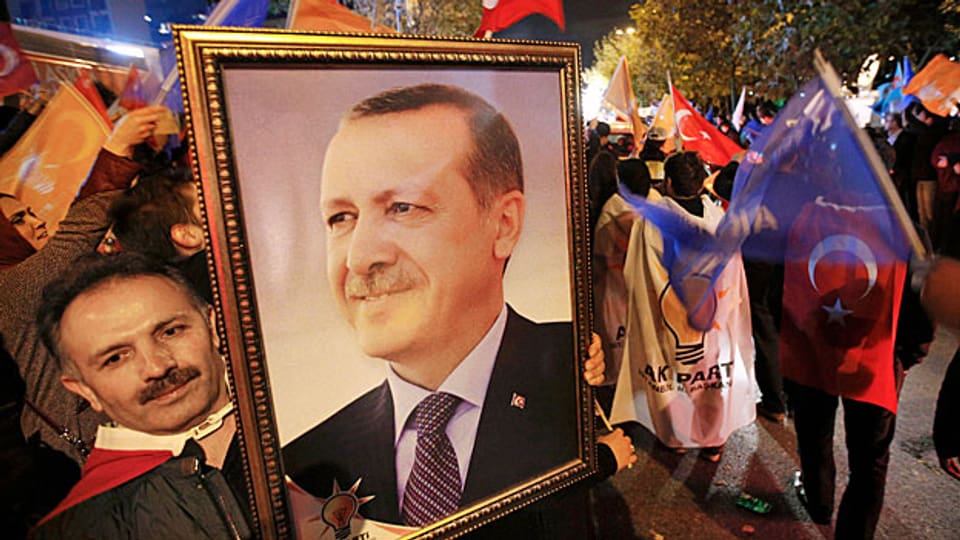 Die oppositionelle Zeitung «Cumhuriyet» warnte am Samstag vor der Wahl: «Letzter Ausgang vor der Diktatur». Die Mehrheit der Wählenden sah das anders und stimmte für Erdogans AKP. Dieser sagt nun, das Wahlergebnis sei eine Entscheidung für Stabilität. Bild: Erdogans Anhänger feiern in Istanbul den Wahlsieg.