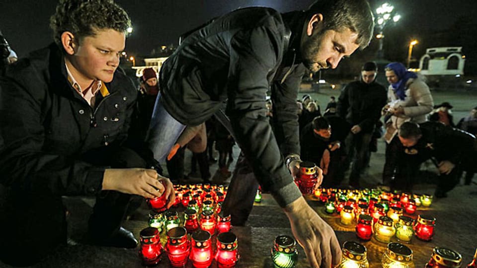 Der Opfer des Flugzeugabsurzes im Sinai gedenken: Kerzenlicht in Moskau.