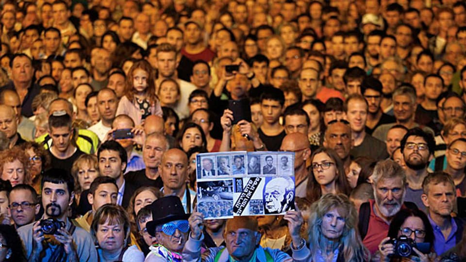 «Nicht verharren, man muss etwas ändern wollen», hat Jitzhak Rabin gesagt. Doch die junge Generation hat die Hoffnung auf eine solche Politik verloren. Bild: Kundgebung zum 20. Todestag Rabins.