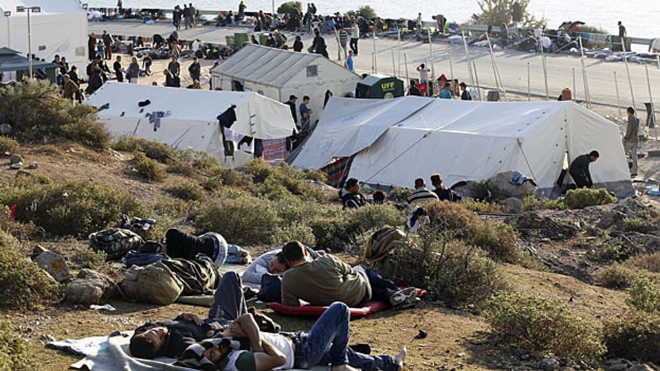 Während sich die zuständigen Behörden den Kopf zerbrechen, geht das Flüchtlingsdrama in der Ägäis ungemindert weiter.