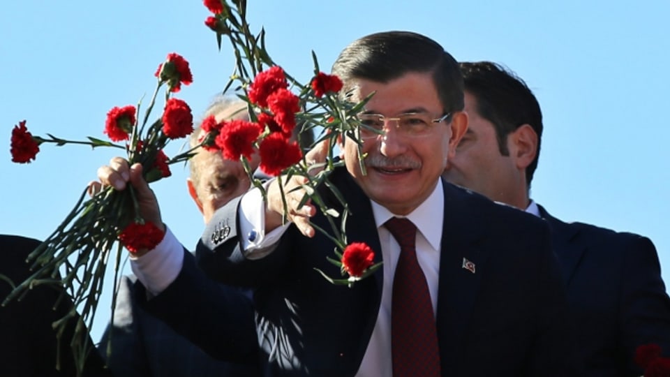 Blumen für die Wähler, Härte gegen Kritiker. Der türkische Premier verspricht Frieden, geht aber mit aller Härte gegen Andersdenkende vor.