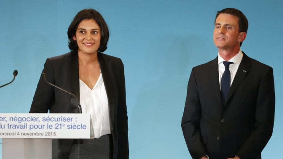 Frankreichs Premier Manuel Valls, mit Arbeitsministerin Myriam el Khomry, an einer Pressekonferenz am Mittwoch abend in Paris.