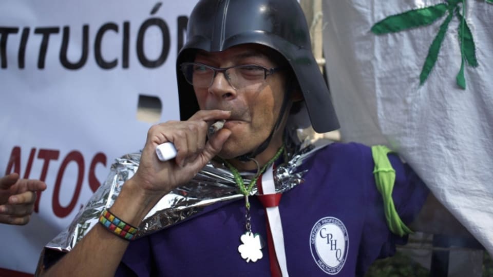 Ein Befürworter der Marihuana-Legalisierung vor dem Obersten Gericht in Mexiko.
