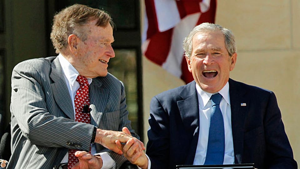 Vater George Herbert Walker Bush und Sohn George W. Bush. Der Sohn bleibt im Buch quasi unangetastet. Das lässt die Kritik des Vaters in einem merkwürdigen Licht erscheinen: George W. hätte schliesslich sein Team jederzeit auswechseln und seine Politik ändern können.