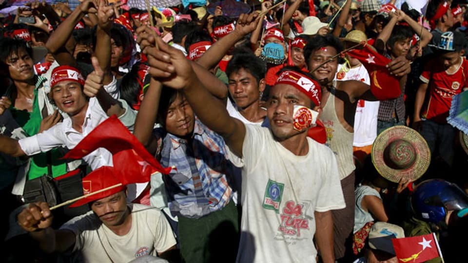 Fans von Burmas Oppositionsführerin Aung San Suu Kyi während ihrer Wahlkampfveranstaltung zu den Parlamentswahlen am 16. Oktober 2015.