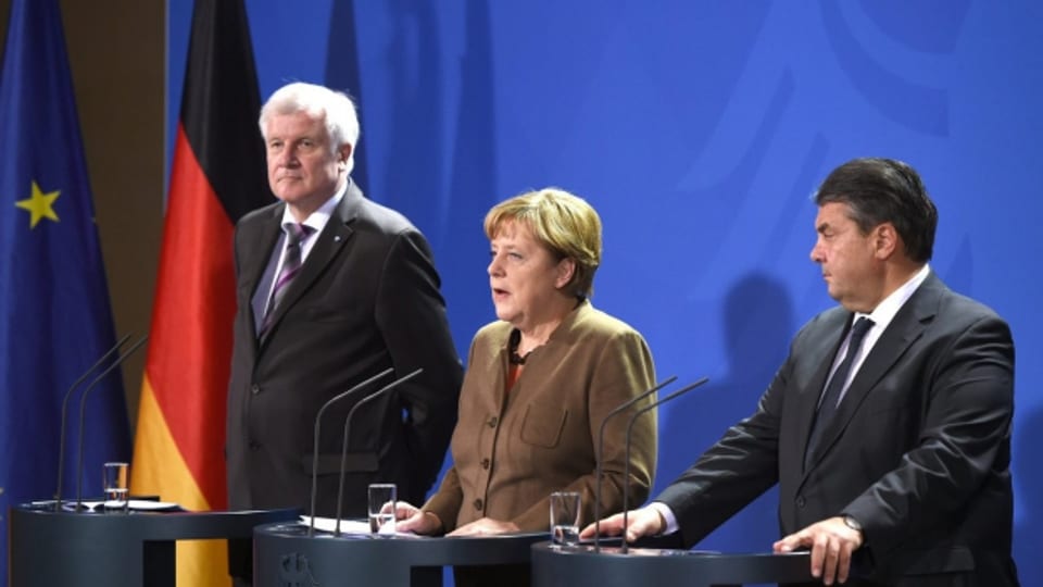 Bundeskanzlerin Merkel flankiert von ihren Koalitionspartnern