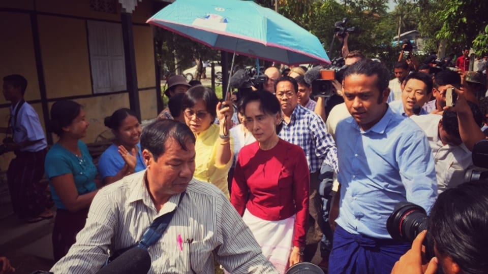Aung San Suu Kyi auf dem Weg zum Wahllokal