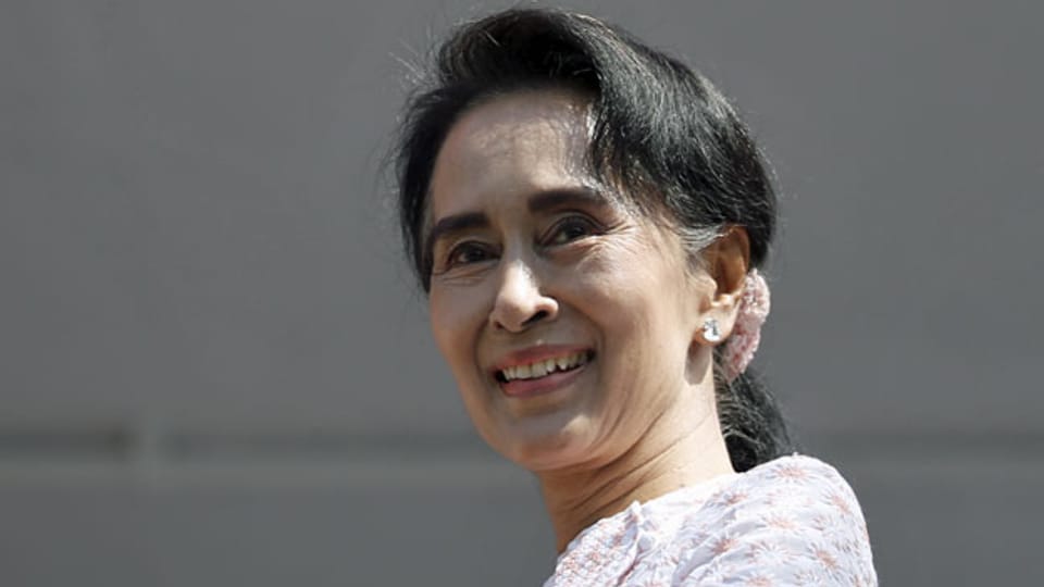 Die burmesische Friedensnobelpreisträgerin Aung San Suu Kyi spricht nach der Verkündigung des Wahlresultates zu ihren Anhängern und Anhängerinnen.