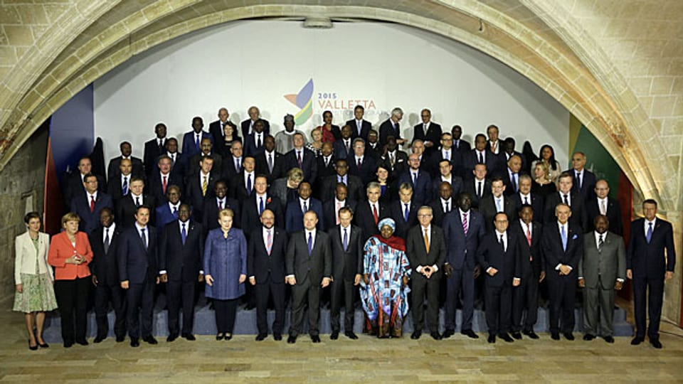 «Familienfoto» - die Teilnehmerinnen und Teilnehmer am Gipfel auf Malta. Ganz links im Bild in der vordersten Reihe: Bundespräsidentin Simonetta Sommaruga – in einem hellen Kleid.