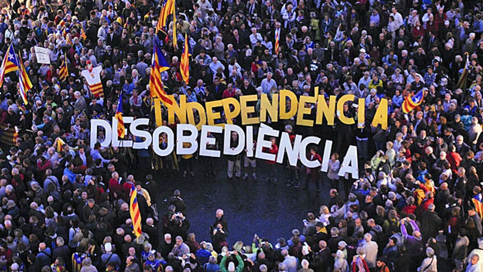Demonstrierende tragen am 13. Oktober in Barcelona einzelne Buchstaben, die die Worte «Independencia», deutsch: Uabhängigkeit und «Desobediencia», deutsch: Ungehorsam bilden.