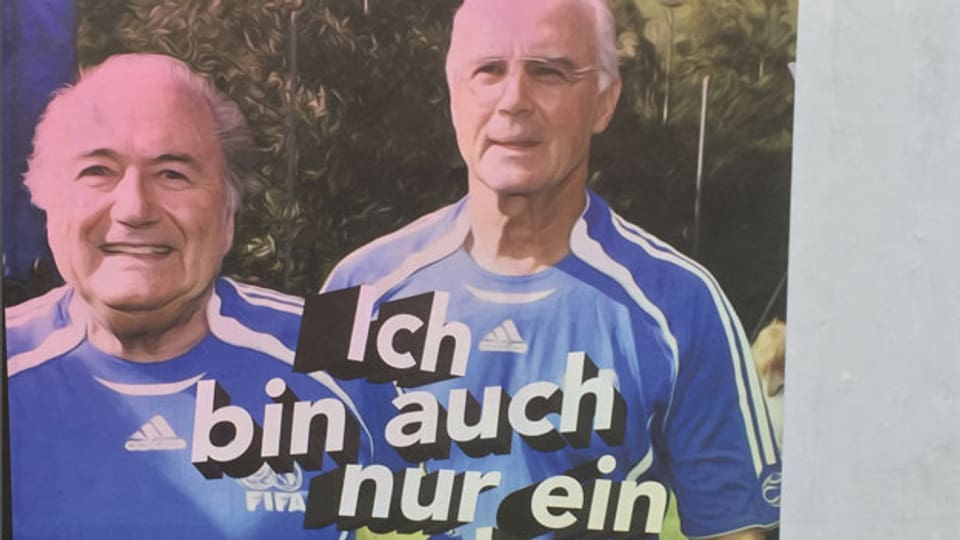 Ein Werbeplakat des Deutschen Theaters in Berlin greift die Diskussion um den Mythos von «Kaiser Franz», von Franz Beckenbauer, auf.