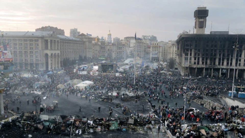 Hunderte Ukrainer demonstrieren gegen die damalige Regierung.