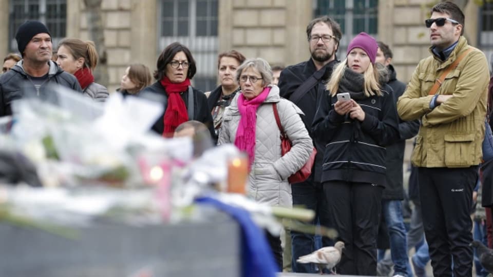 Trauernde legen Blumen an den Tatort des 13. Novembers, an der Place de la République in Paris