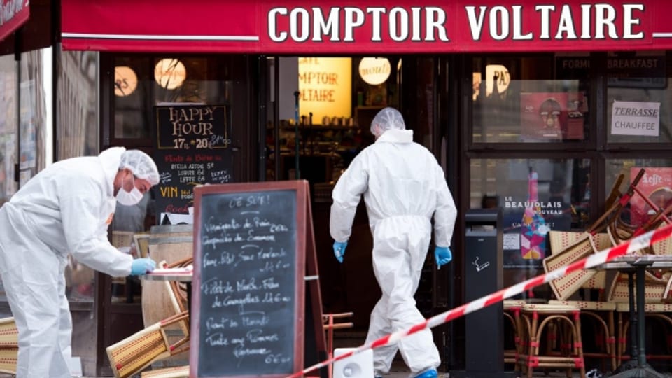 Polizeiliche Forensiker untersuchen den Tatort im Restaurant Voltaire in Paris