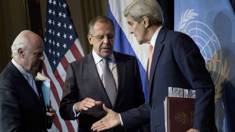Der UNO-Sonderbotschafter für Syrien Staffan de Mistura beobachtet, wie der russische Aussenminister Sergei Lavrov and US-Aussenminister John Kerry an der Pressekonferenz im Grand Hotelin Wien