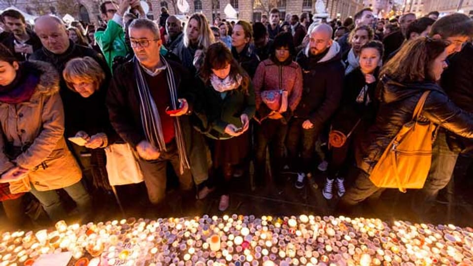 Die Menschen auf dem Place de la République um die Opfer der Attentate.