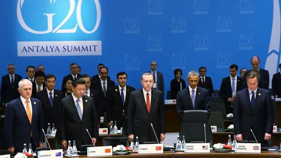Die Staats- und Regierungschef am G20 halten eine Gedenkminute ab.