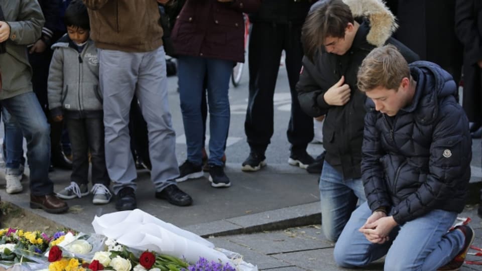 Die französischen Untersuchungsbehörden fahnden weiterhin intensiv nach Attentätern nach den Anschlägen in Paris.