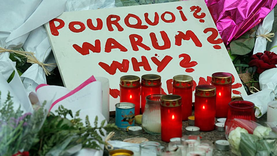 Zahlreiche Leute bekunden seit dem frühen Samstag Morgen in Paris ihre Fassungslosigkeit und ihr Mitgefühl.