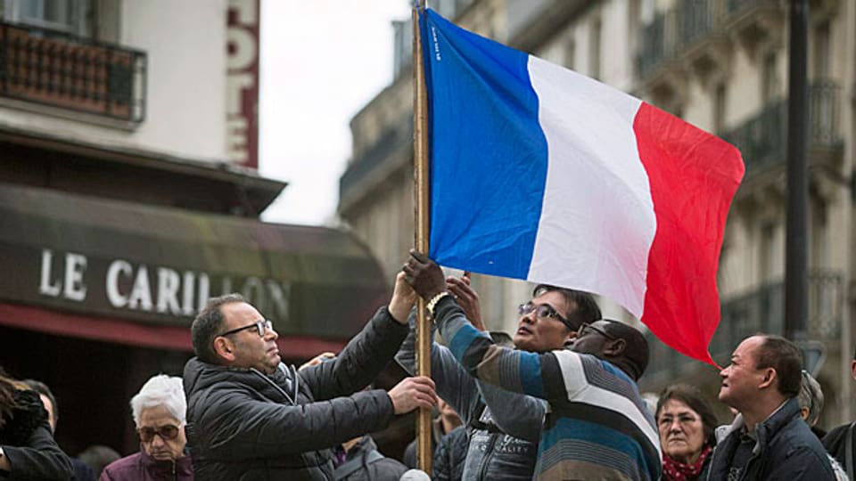 Die französische Trikolore vor dem Pariser Restaurant Carillon, wo am Freitagabend auch Menschen ums Leben gekommen sind.