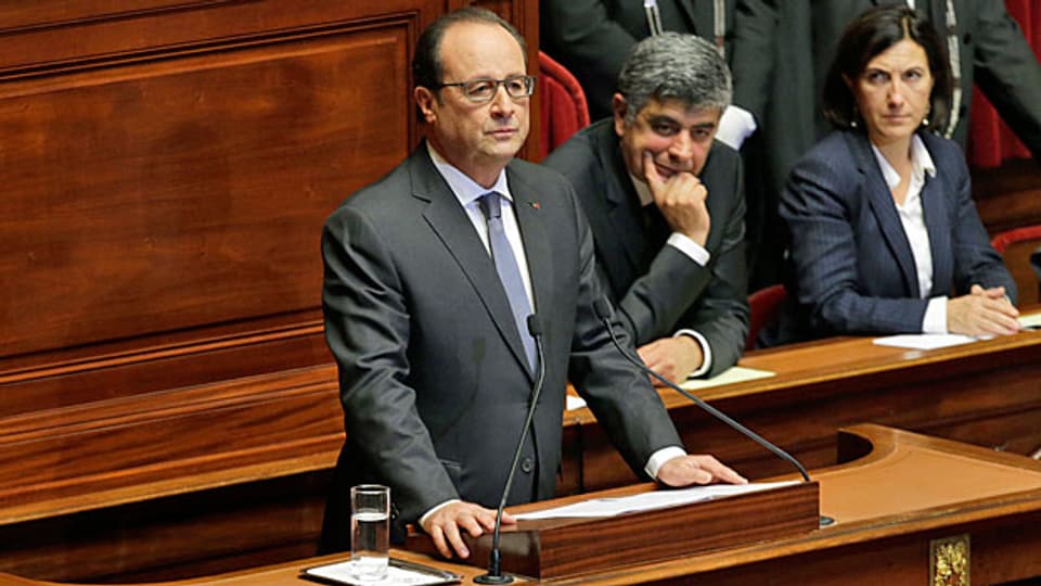 Präsident François Hollande spricht an der Sondersitzung der beiden Parlamentskammern in Versailles. Er sagt dem «Islamischen Staat» den Krieg an, gibt sich als unerbittlicher, erbarmungsloser Feldherr.