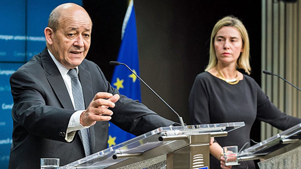 Wie weit kann die Unterstützung für Frankreich gehen, kann es sein, dass die EU Frankreich auch militärisch unterstützen müsste? Der französische Verteidigungsminister Jean-Yves le Drian und die EU-Aussenbauftragte Federica Mogherini am 17. November in Brüssel.