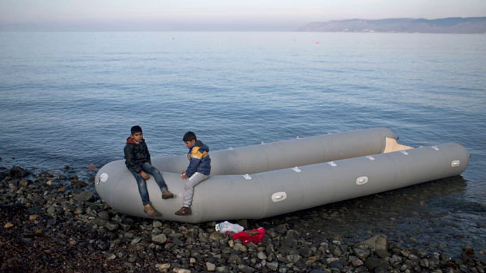 Auf Lesbos hofft man, dass es nach den Attentaten von Paris zu keiner Verschärfung der europäischen Flüchtlingspolitik kommt. Denn dies würde  die Reise nach Europa für die Flüchtlinge gefährlicher machen und noch mehr Menschen das Leben kosten.