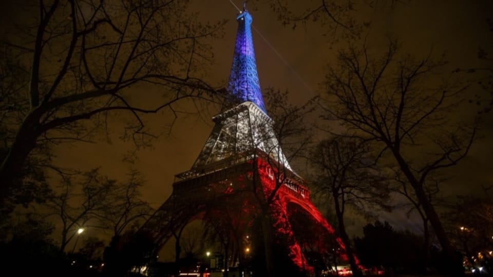 Der Eiffelturm trägt trauer. Und Frankreichs Gesellschaft trauert mit. Bis Normalität einkehrt, könnte es lange dauern.