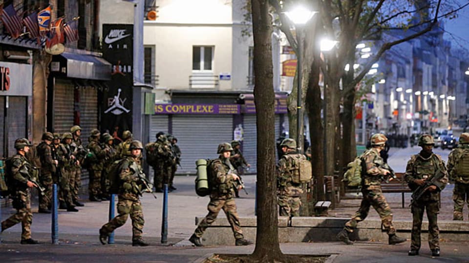 Bei der Aktion in Saint-Denis waren auch rund 50 Soldaten im Einsatz, um den Einsatzort zu sichern. Präsident François Hollande mit Premierminister Manuel Valls und Innenminister Bernard Cazeneuve den Einsatz aus dem Elysée-Palast.