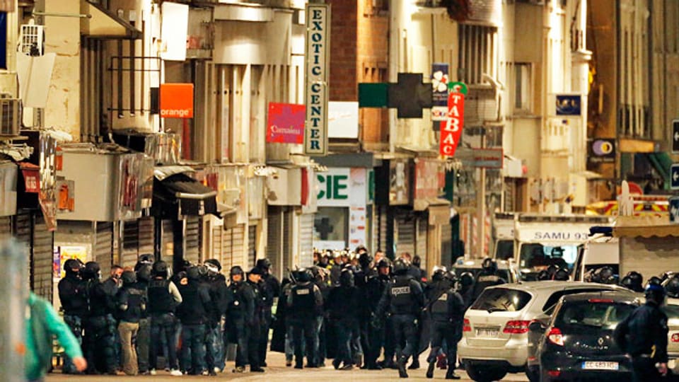 Ist der Drahtzieher noch auf freiem Fuss? Nach der Polizeirazzia in Paris hat der Staatsanwalt für den Abend Informationen angekündigt. Bild: Polizeieinsatz in Saint-Denis.