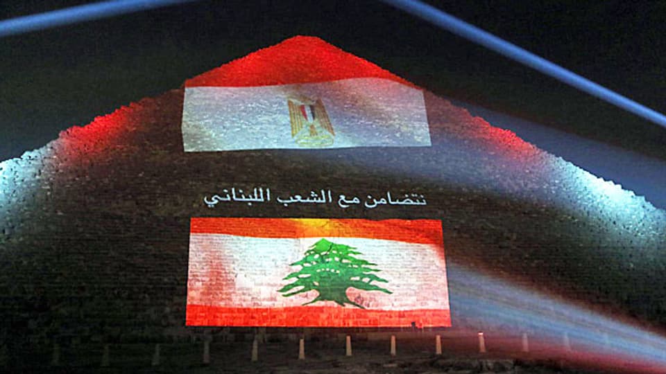 Viele Länder im Nahen Osten haben nach den Attentaten von Paris ihre Solidarität mit Frankreich bekundet. In Ägypten etwa wurde die Pyramide von Gizeh mit der libanesischen Zeder in blau-weiss-rot beleuchtet – man gedachte so der Opfer der Attentate vom 12. November in Beirut und vom 13. November in Paris.