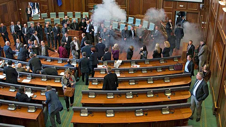 Handfester Streit um mehr Rechte für die serbische Minderheit in Kosovo. Dass die nationalistische Karte gespielt werde, sei gefährlich, meint der Beobachter. Bild: Tränengas im Parlament in Pristina.