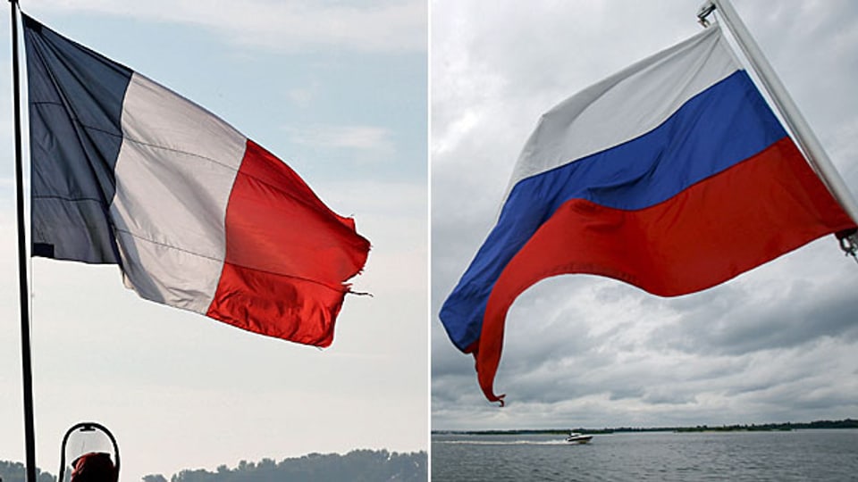 Der islamistische Terror macht aus Gegnern Verbündete. Bild: Eine französische, blau-weiss-rote Flagge weht im Westwind, eine russische, weiss-blau-rote, im Ostwind.