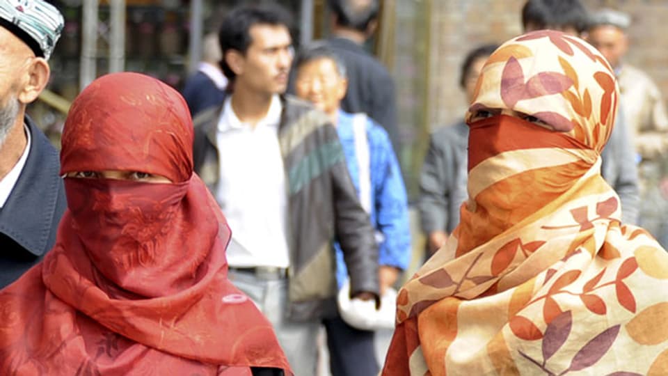 Wegen Spannungen zwischen muslimischen Uiguren und Han-Chinesen gilt Xinjiang seit Jahren als Konfliktherd. Uigurische Frauen in Xinjiang.
