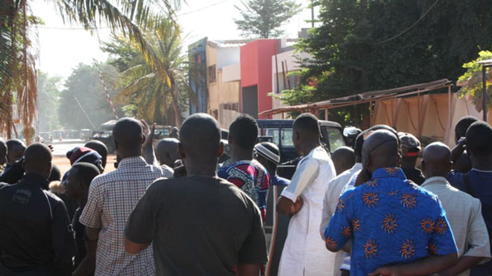Schaulustige in der Nähe des «Radisson Blu Hotel», nachdem Bewaffnete das Gebäude gestürmt hatten in Bamako, Mali, am 20. November 2015.