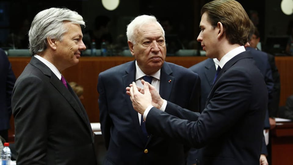 Österreichs Aussenminister Sebastian Kurz (r) im Gespräch mit dem belgischen Aussenminister Didier Reynders und dem spanischen Aussenminister Jose Manuel Garcia-Margallo am 16. November 2015, anl. des EU-Aussenministerrats in Brüssel.