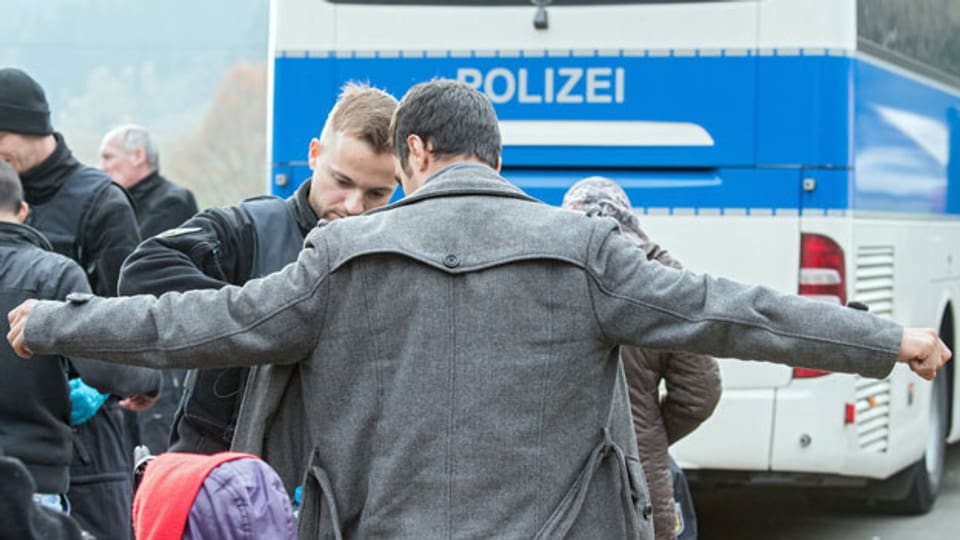 Wegscheid an der deutsch-österreichischen Grenze: Die Polizisten tasten die Flüchtlinge nur oberflächlich ab. Es gibt keine erhöhten Sicherheitsmassnahmen.